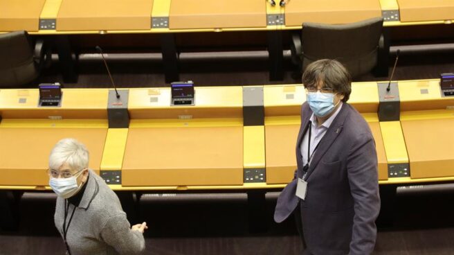 Carles Puigdemont y Clara Ponsatí, en el Parlamento Europeo.