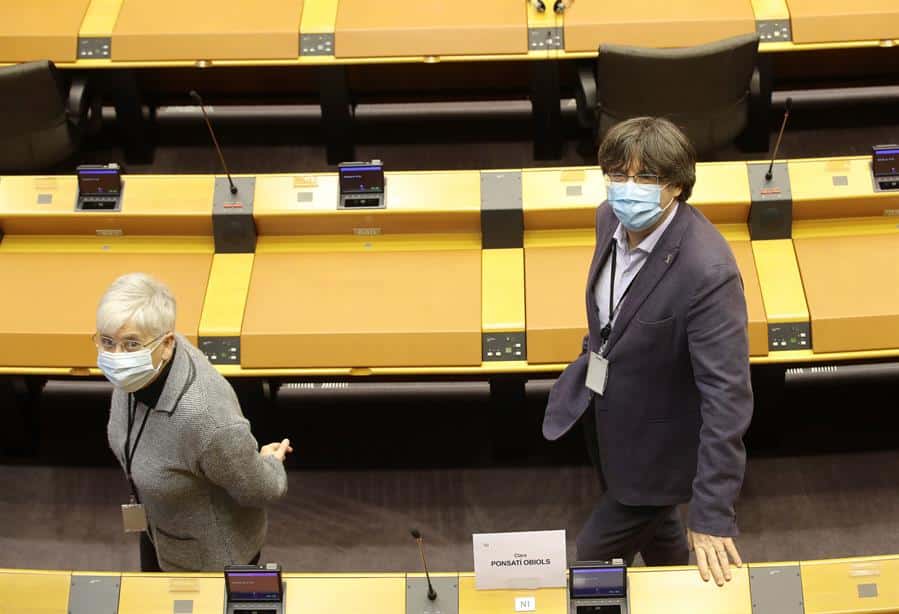 Carles Puigdemont y Clara Ponsatí, en el Parlamento Europeo.