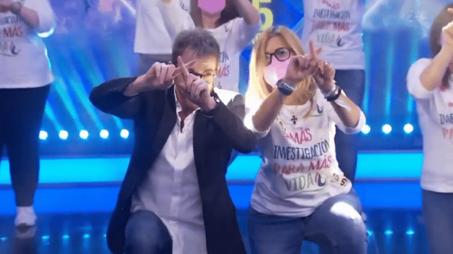 Pablo Motos y las representantes de la Asociación Cáncer de Mama Metastásico bailando en El Hormiguero