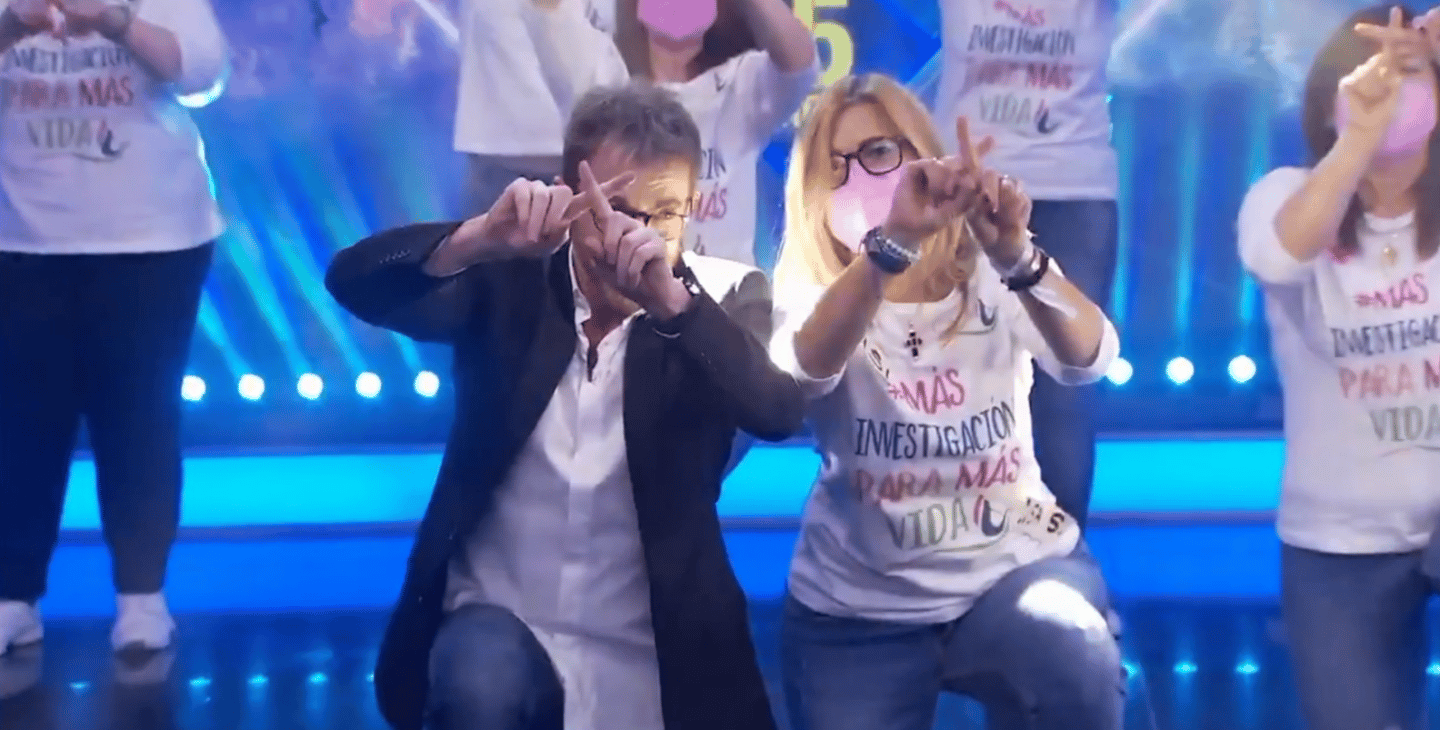 Pablo Motos y las representantes de la Asociación Cáncer de Mama Metastásico bailando en El Hormiguero