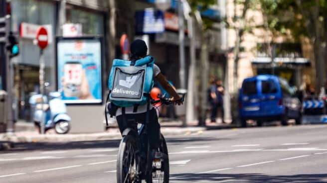 Un rider de Deliveroo, compañía que ha salido a bolsa este lunes Un 'rider' de la compañía de comida a domicilio, Deliveroo, circula con su bicicleta por una calle de Madrid.