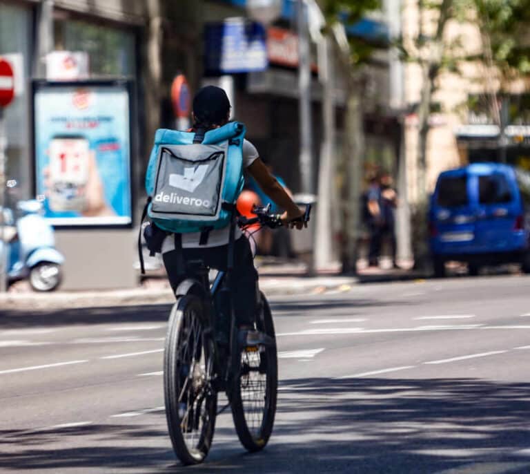 Deliveroo se estrena en bolsa con una caída del 30% en sus acciones