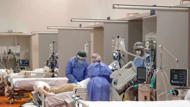 España suma 74.368 nuevos casos y 183 fallecidos más por coronavirus Sanitarios del Hospital Universitario Central de Asturias (HUCA), en Oviedo, atienden a pacientes graves afectados por coronavirus.