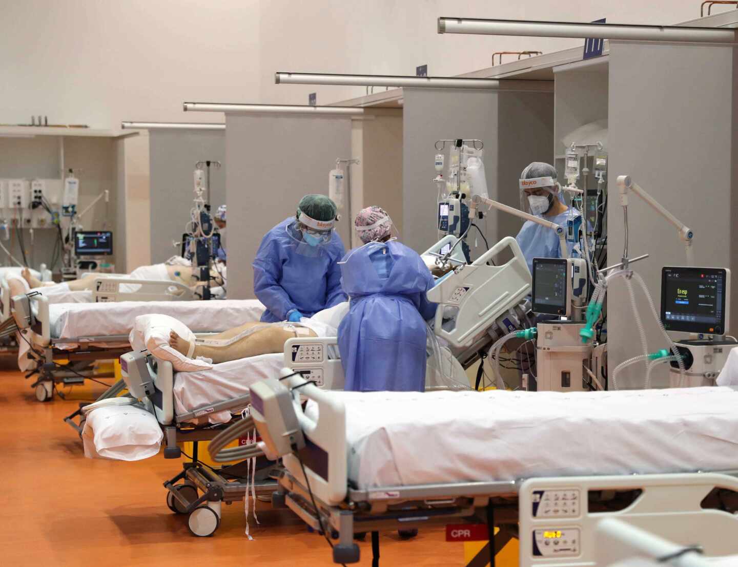 Sanitarios del Hospital Universitario Central de Asturias (HUCA), en Oviedo, atienden a pacientes graves afectados por coronavirus.