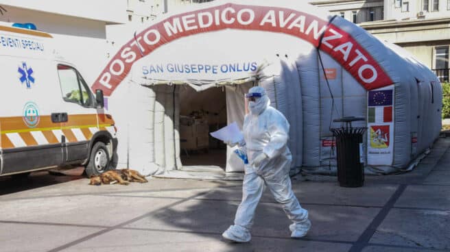 Un trabajador sanitario, en un puesto médico en Palermo, Sicilia. Un trabajador sanitario, en un puesto médico en Palermo, Sicilia.