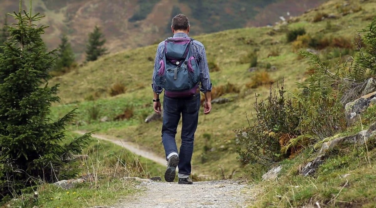 Un senderista por un camino rural.