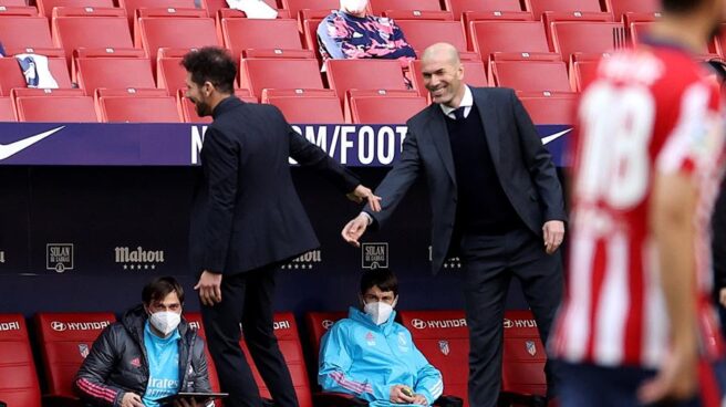 Simeone y Zidane se saludan tras el derbi en el Wanda Metropolitano.
