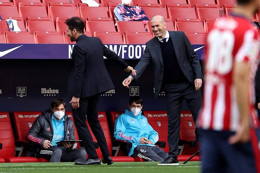 Simeone y Zidane se saludan tras el derbi en el Wanda Metropolitano.