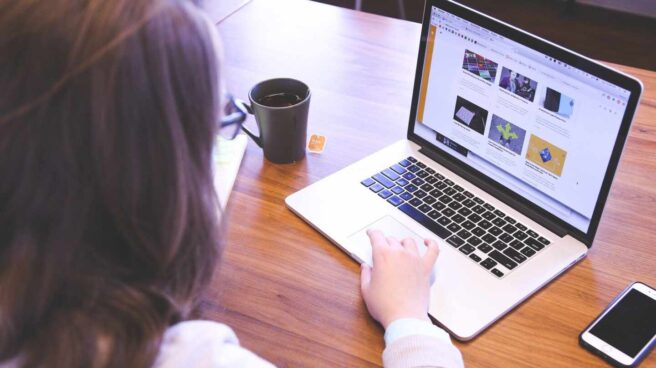 El TC obliga a revisar una posible indemnización a una trabajadora despedida tras ser monitorizada Una empleada teletrabaja desde su ordenador.