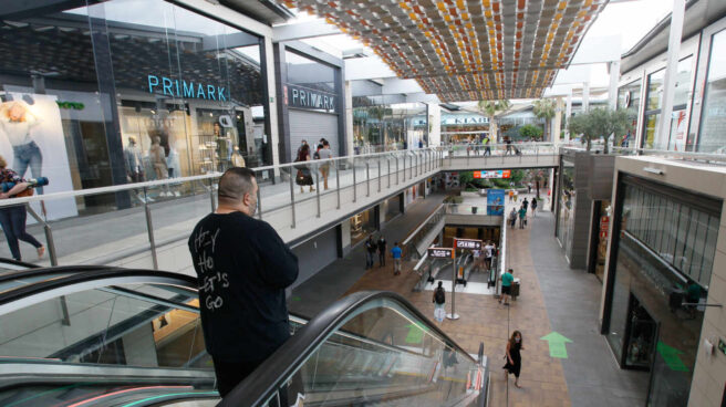 Varias personas compran en el Centro Comercial FAN de Palma de Mallorca.