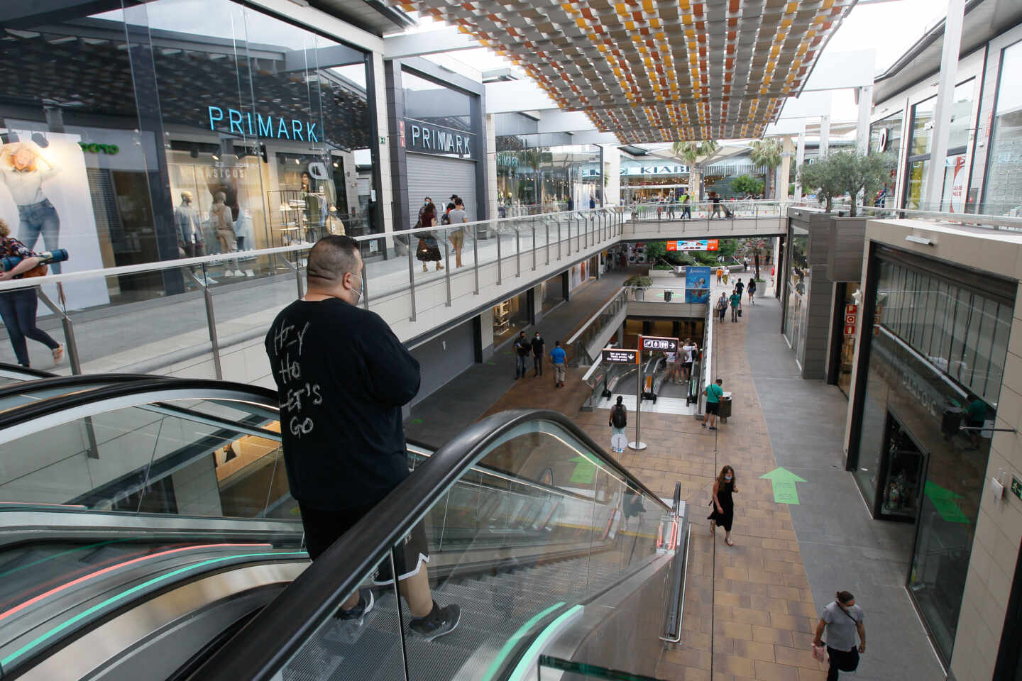 Varias personas compran en el Centro Comercial FAN de Palma de Mallorca.