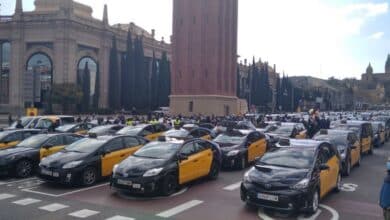 Los taxistas paralizan el centro de Barcelona en protesta contra Uber