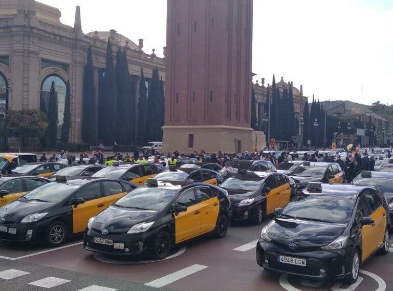 Los taxistas paralizan el centro de Barcelona en protesta contra Uber
