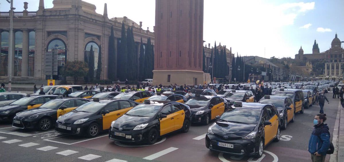 Los taxistas paralizan el centro de Barcelona en protesta contra Uber