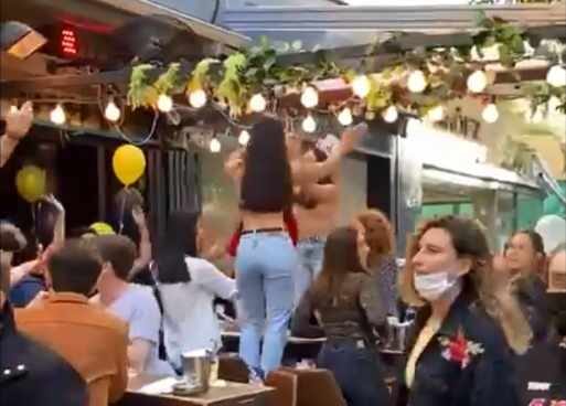 Terraza en Tel Aviv (Israel) llena de gente durante la pandemia del coronavirus
