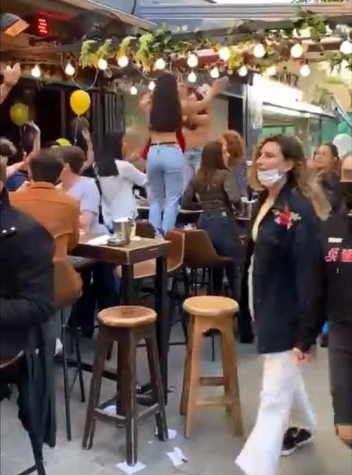 Terraza en Tel Aviv (Israel) llena de gente durante la pandemia del coronavirus