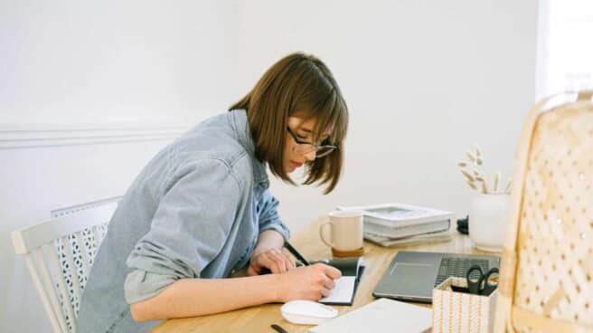 Los cambios de ámbitos como el teletrabajo han beneficiado a algunos sectores Una mujer teletrabajando en su casa.