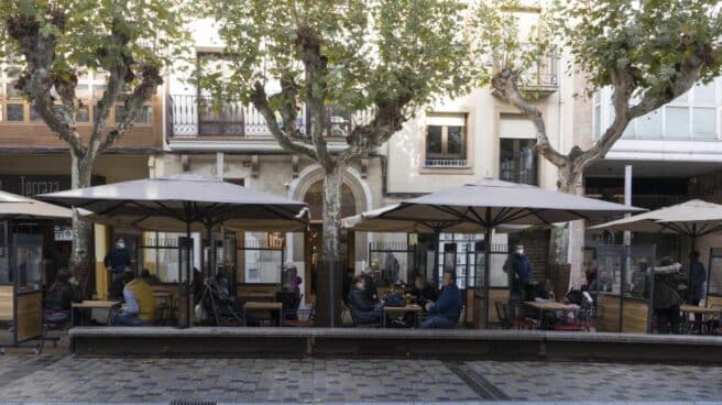 Varias personas en la terraza de un en Logroño (La Rioja).