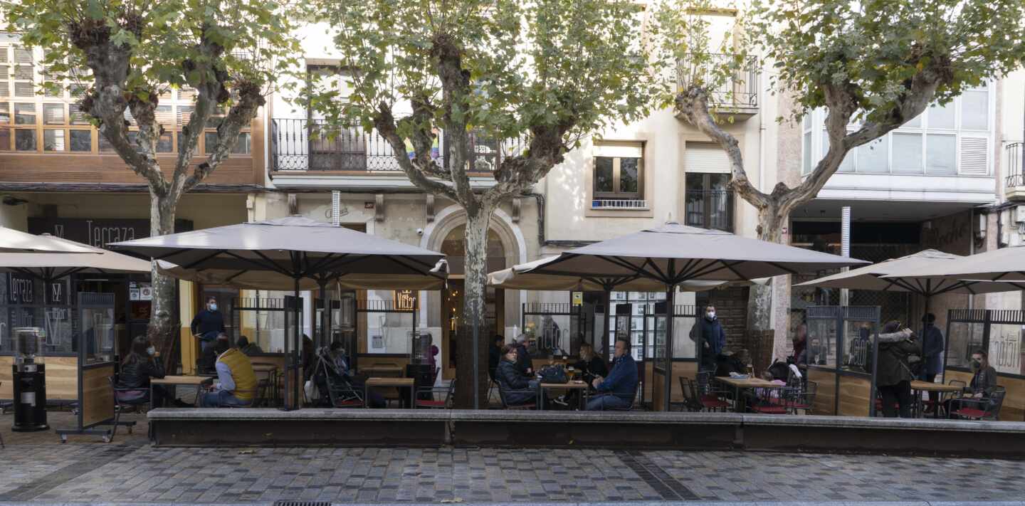 Varias personas en la terraza de un en Logroño (La Rioja).