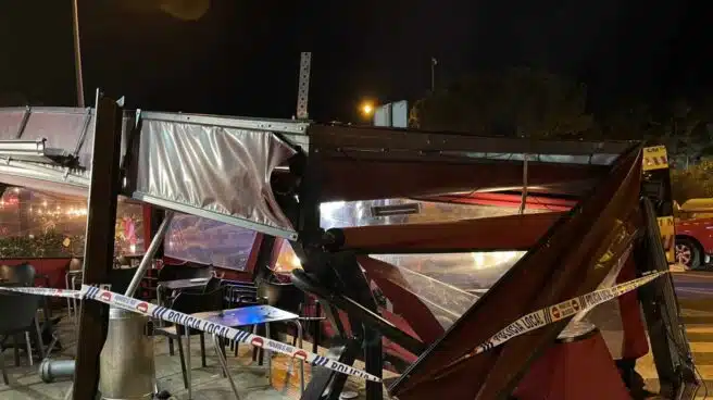 Un coche se estampa contra una terraza de un restaurante en Majadahonda (Madrid)