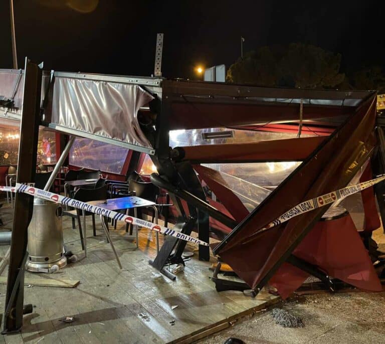 Un coche se estampa contra una terraza de un restaurante en Majadahonda (Madrid)