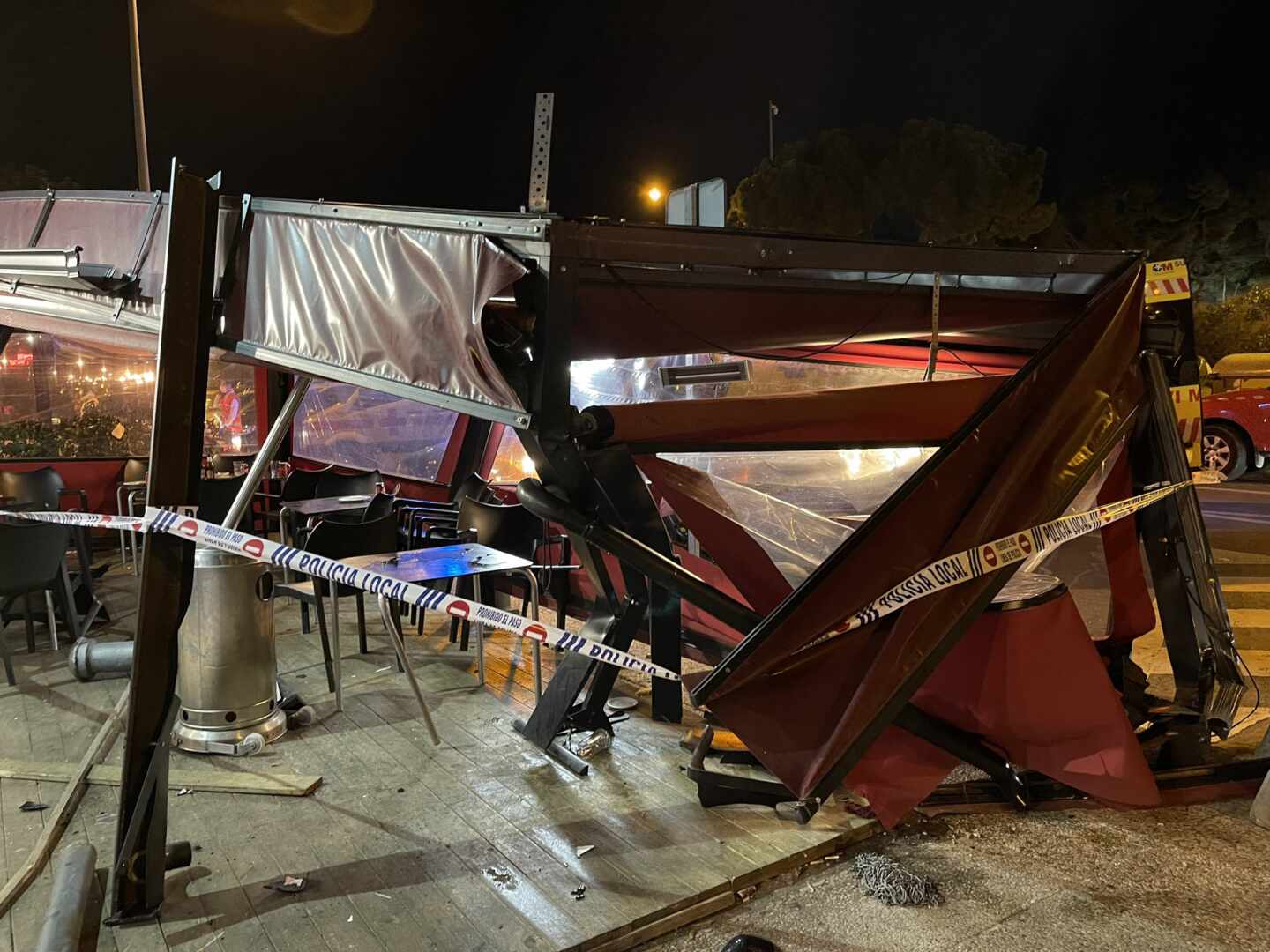 Daños en una terraza de MAjadahonda después de que se haya estampado un vehículo.