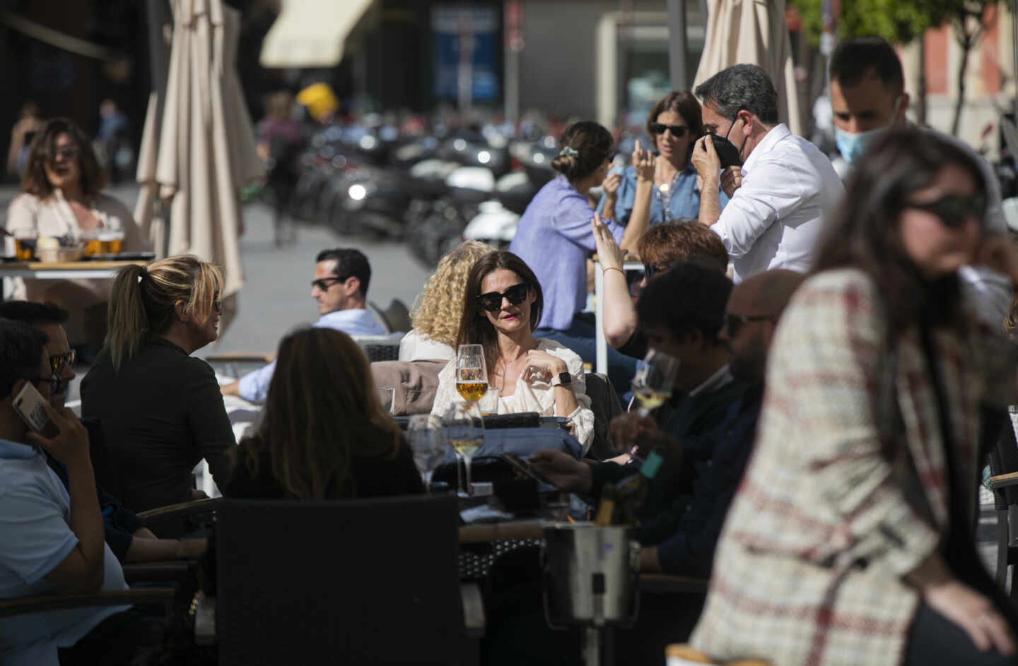 Personas en la terraza de un bar en Sevilla, en Andalucía.
