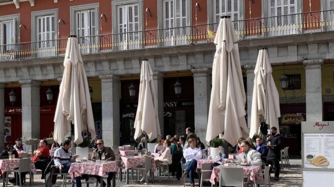 Turistas en las terrazas de la Plaza Mayor de Madrid, el pasado 26 de febrero.
