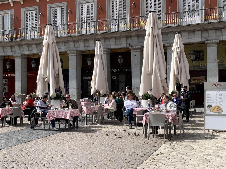 Turistas en las terrazas de la Plaza Mayor de Madrid, el pasado 26 de febrero.