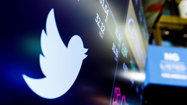 Quince años de Twitter: la red social que cambió la forma de comunicarnos Logotipo de Twitter en una pantalla.