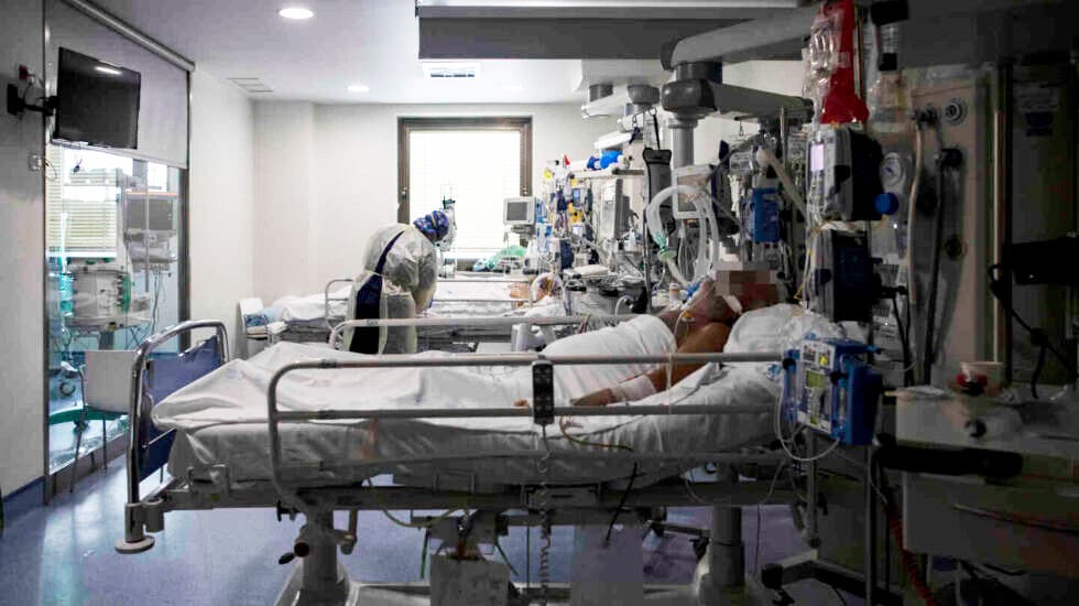 Una trabajadora de la limpieza durante su jornada laboral en la Unidad de Cuidados Intensivos (UCI) del Hospital Universitario Ramón y Cajal, en Madrid.