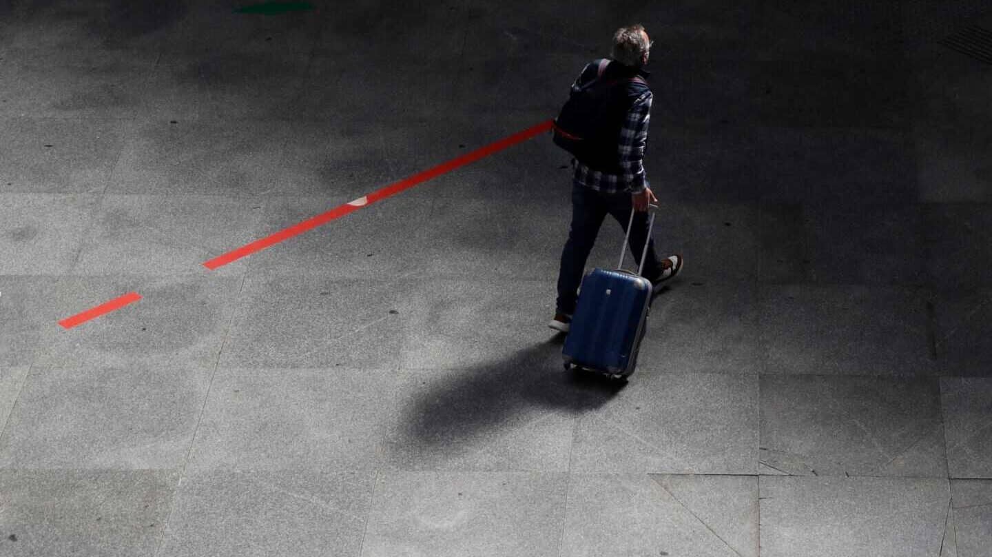 Un viajero en la estación de Atocha de Madrid.