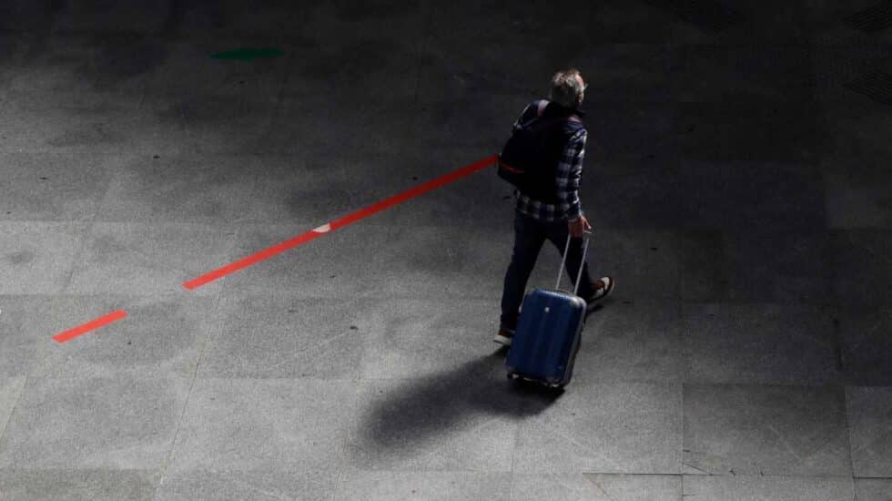 Un viajero en la estación de Atocha de Madrid.