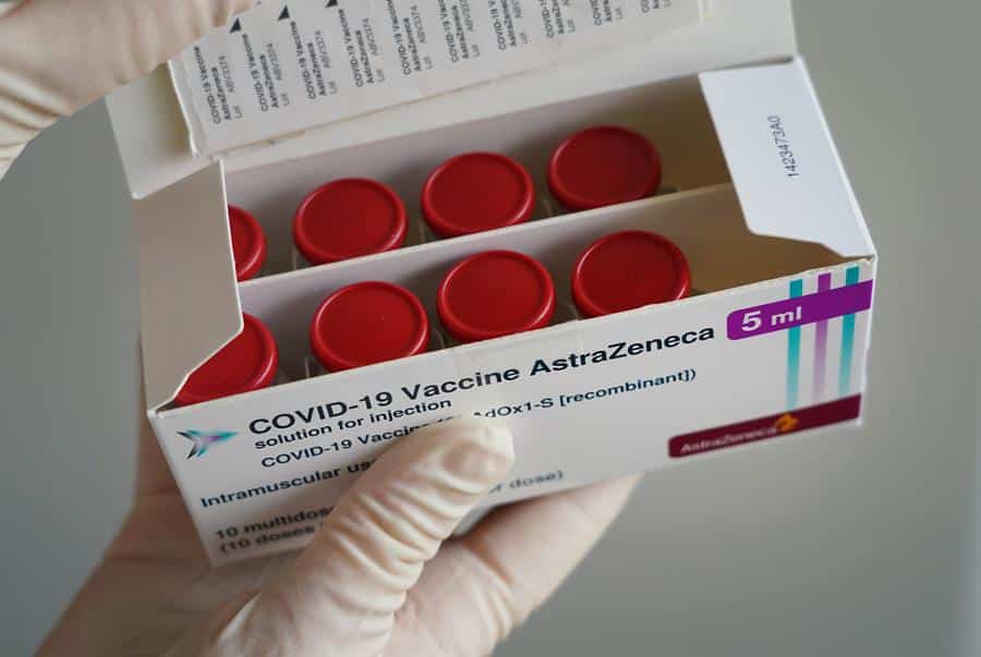 Vacunas de AstraZeneca en una caja