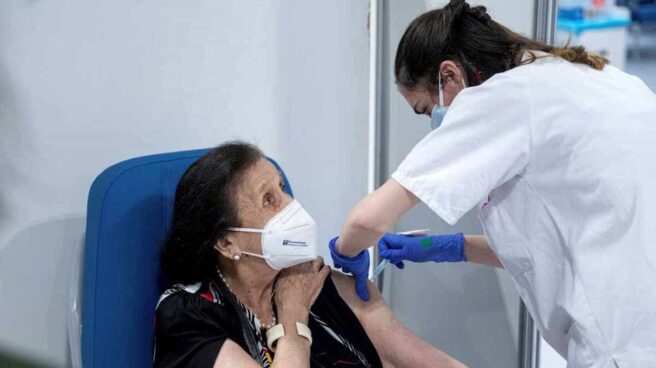 Una mujer recibe la vacuna del coronavirus en Madrid.