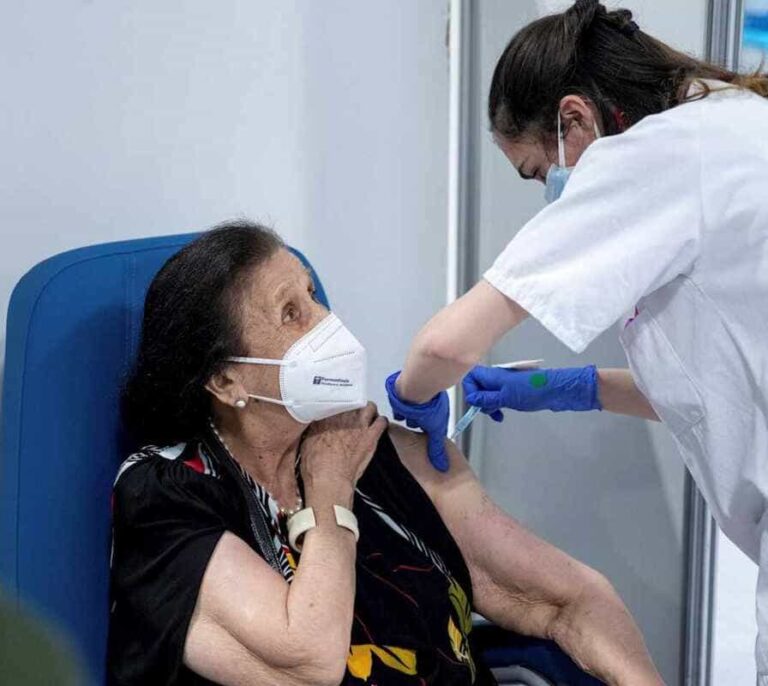 Los mayores de 70 años recibirán la dosis adicional a partir del 25 de octubre