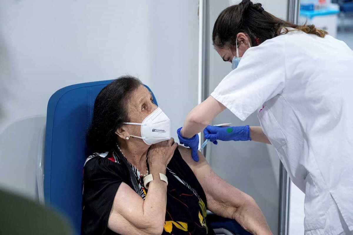 Una mujer recibe la vacuna del coronavirus en Madrid.
