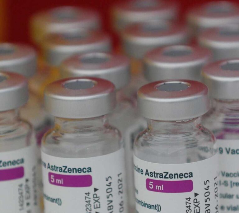 Cientos de vacunas terminan en la basura en Suecia por el rechazo a AstraZeneca