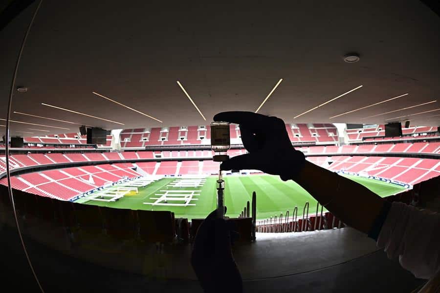 Una sanitaria prepara una vacuna contra el coronavirus en el Wanda Metropolitano de Madrid.