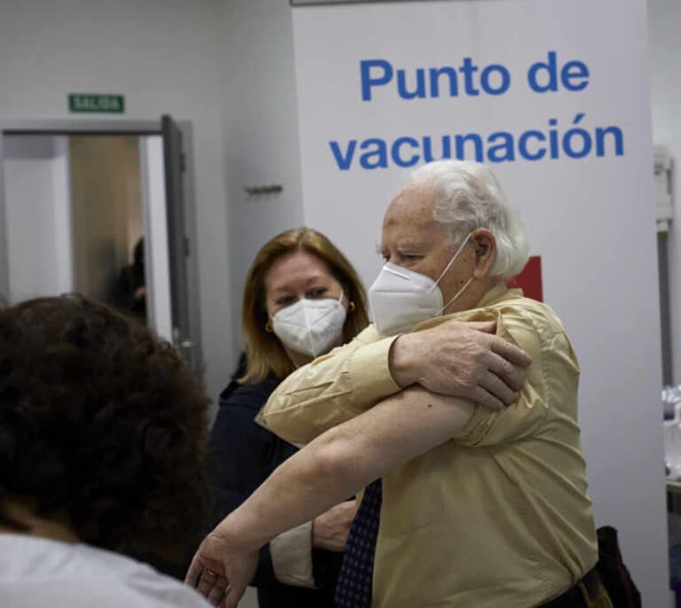 Las primeras 48 horas de vacunación a mayores en Madrid: "Solo conseguíamos citar al 15% de las llamadas"