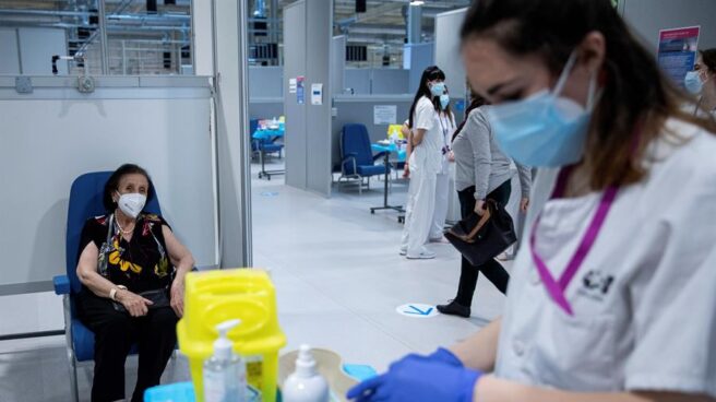 Una enfermera vacuna a una mujer en el Hospital Enfermera Isabel Zendal, en Madrid.