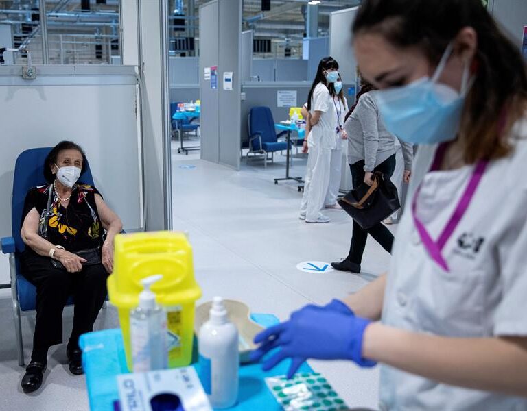 Madrid empezará a vacunar a los mayores de 70 años a mediados de abril