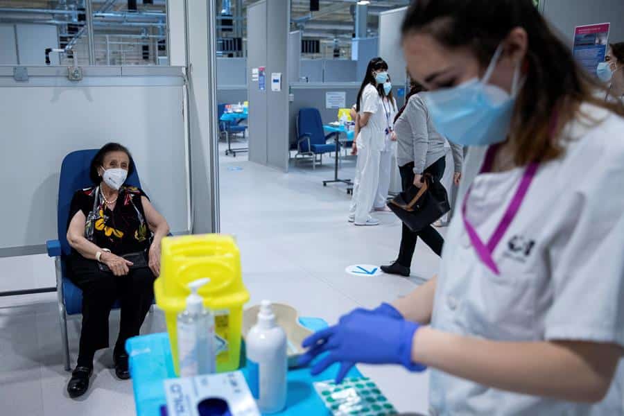 Una enfermera vacuna a una mujer en el Hospital Enfermera Isabel Zendal, en Madrid.