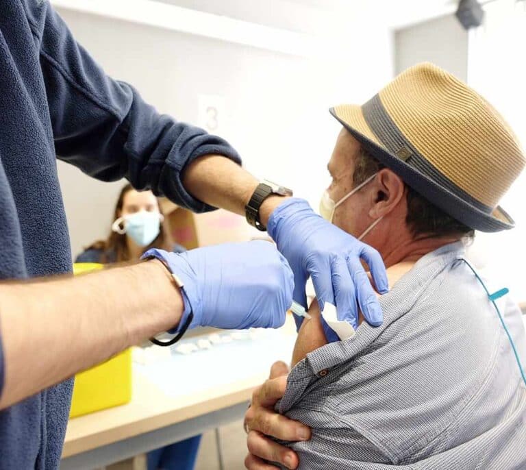 Cataluña abre la vacunación masiva para la franja de 60 a 65 años con AstraZeneca