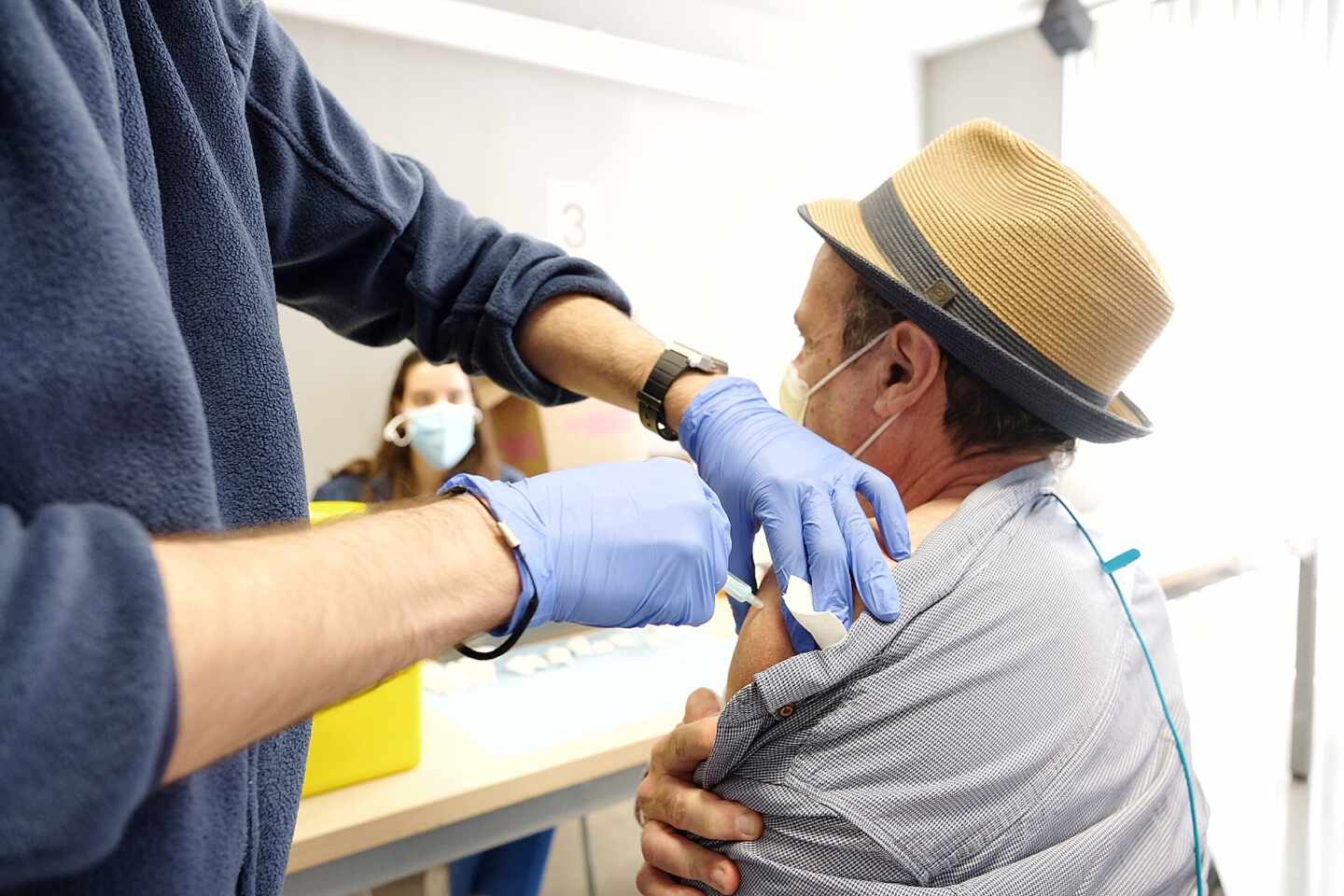 Cataluña abre la vacunación masiva para la franja de 60 a 65 años con AstraZeneca