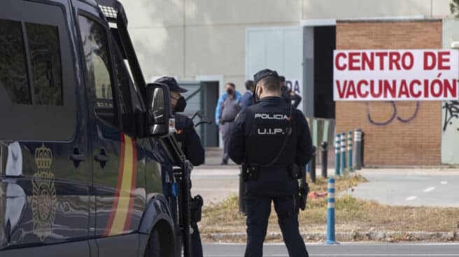 Policías nacionales, acudiendo a vacunarse el pasado 3 de marzo en Sevilla.