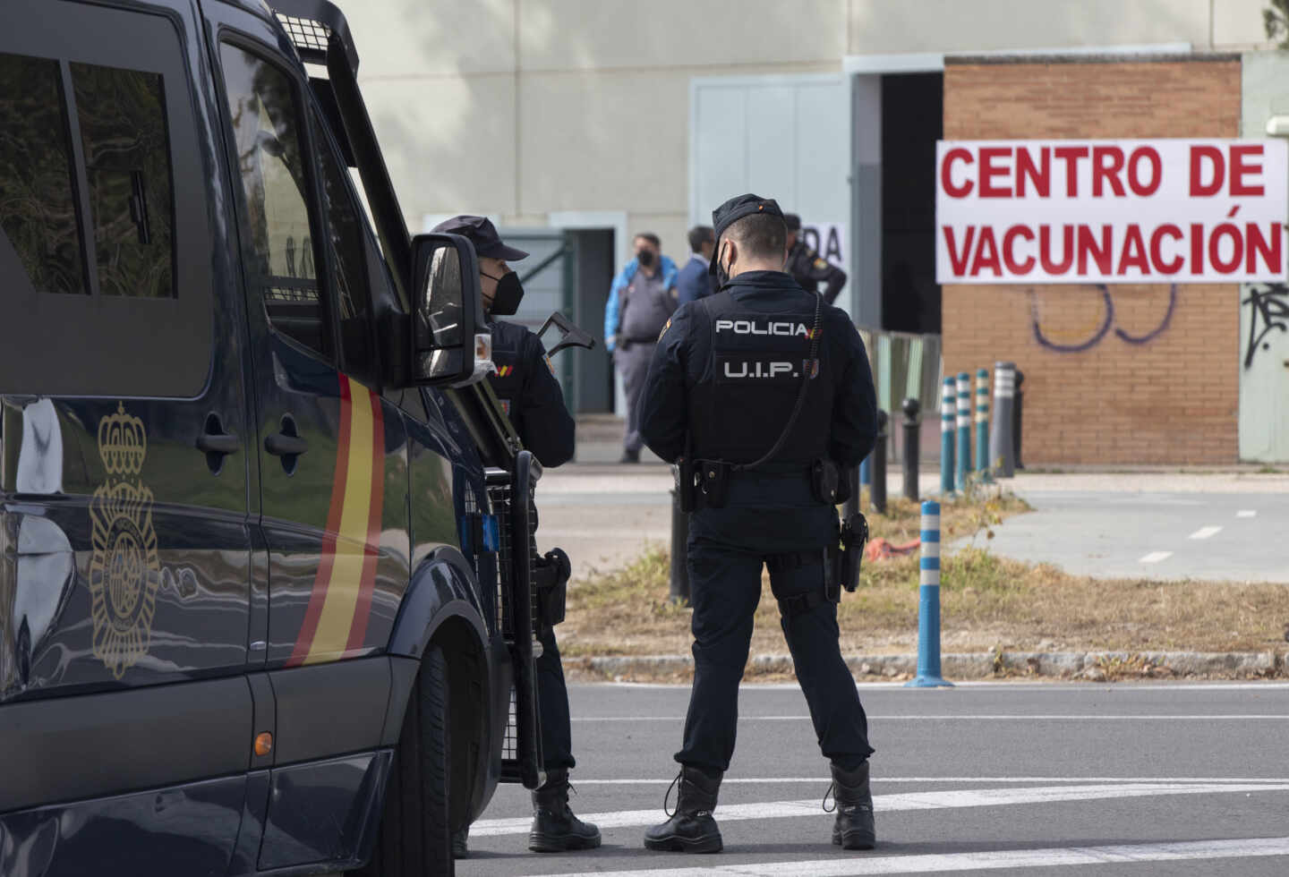 Policías nacionales, acudiendo a vacunarse el pasado 3 de marzo en Sevilla.