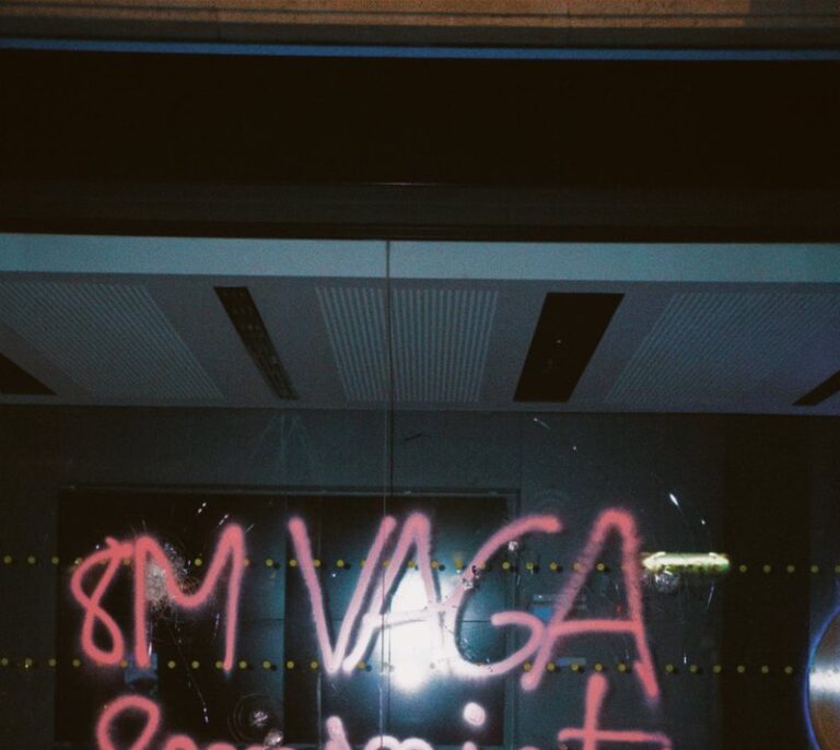 Destrozos en la zona alta de Barcelona en la primera marcha del 8M
