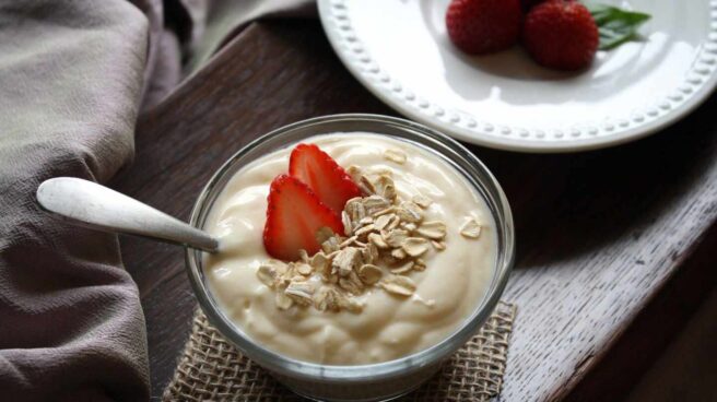 Yogur de vainilla con avena y fresas.