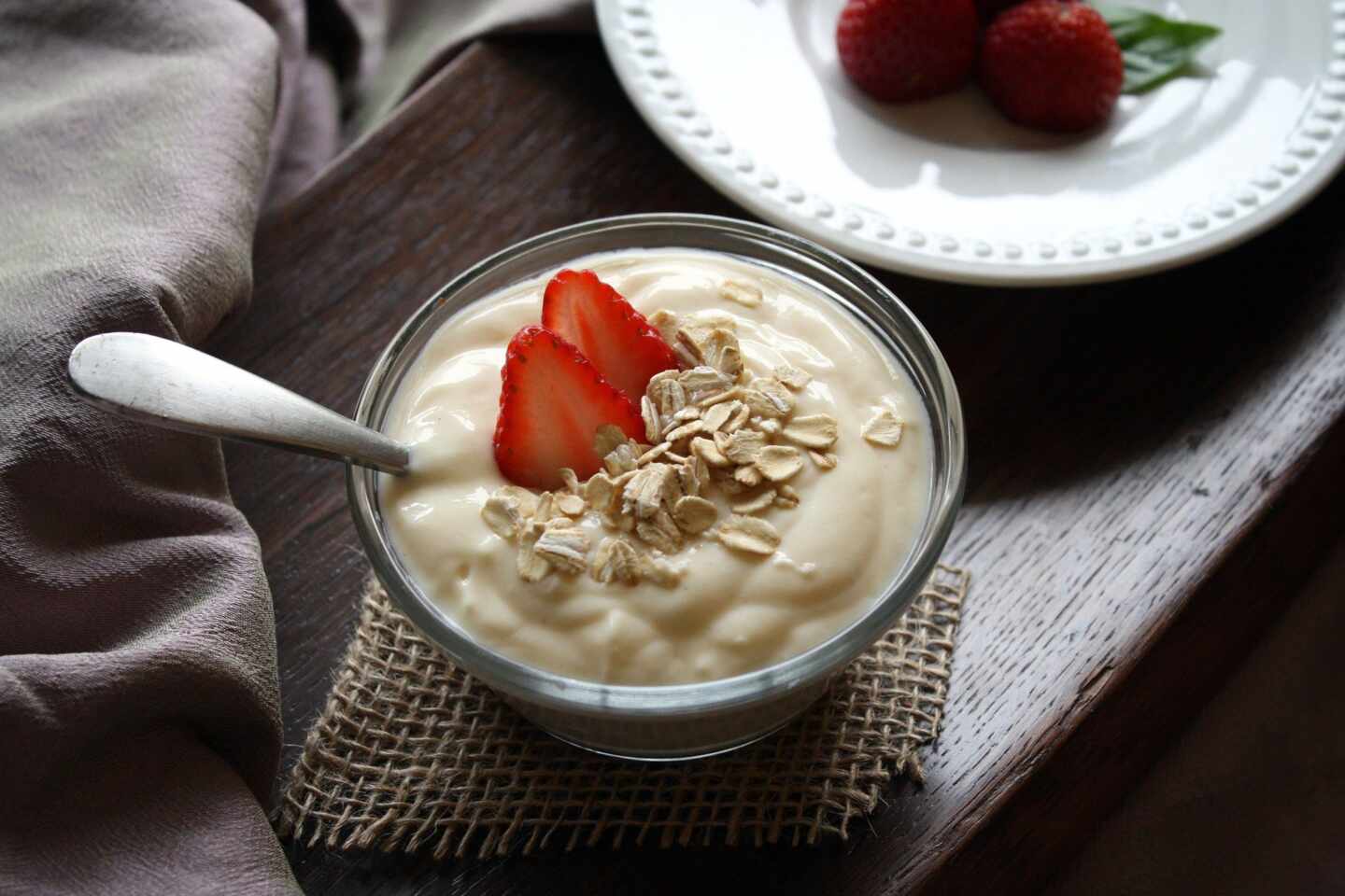 Yogur de vainilla con avena y fresas.